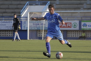 Pepe Ramón se dispone a centrar el balón. Foto:Fútbol Pitiuso