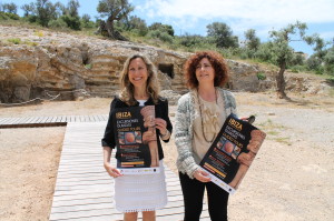 Les conselleres Pepita Costa, d'Educació, i Carme Ferrer, de Turisme, presentant el cartell d'aquestes rutes. 