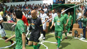 Los jugadores saltan al terreno de juego. Foto: C.V.