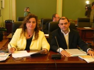 Els diputats Pilar Costa i Cosme Bonet abans de la seva intervenció. Foto: PSIB-PSOE.