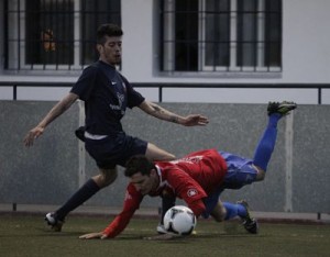 Monuir, del Portmany, se va por los suelos en un partido de la Preferente. Foto: Fútbol Pitiuso