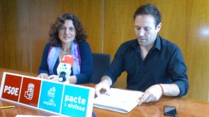 Pepa Marí y Juanjo Cardomna, durante la rueda de prensa de esta mañana del PSOE-Pacte.