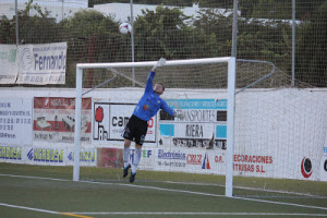 Javi Seral, guardameta de la Peña, vuela para despejar un balón. Foto: Fútbol Pitiuso