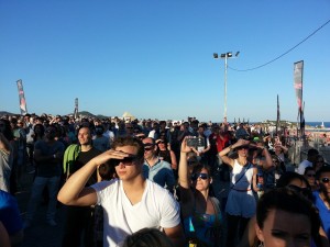 Gafas oscuras, visera con las manos y oídos bien abiertos.