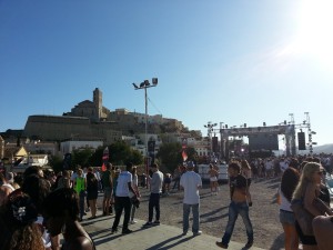 Arranca la música a plena sol y con el Castell de fondo. Fotos: A.B.