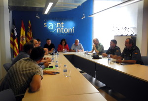 Una imagen de la reunión mantenida esta mañana en la sala de plenos del Ayuntamiento de Sant Antoni.