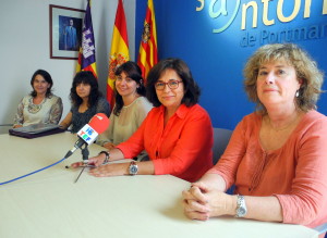 L'alcaldessa ha estat acompanyada a la roda de premsa per la delegada a Eivissa de la conselleria balear d'Educació, Belén Torres, la regidora d'Educació i Cultura de Sant Antoni, Sara Ramón, i la directora de l'Escola d'Adults, Josefa Prats.