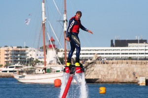 La exhibición actuática de flyboard hizo las delicias del público asistente.