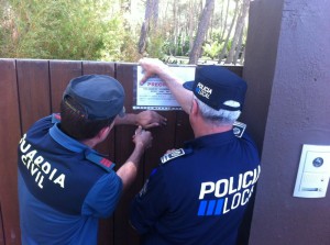 Los agentes no han podido acceder al interior de Casa Lola por no disponer de una orden judicial que ya ha sido solicitada por el Ayuntamiento de Sant Josep.  Foto: D. V. 