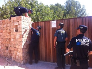 Los propietarios de Casa Lola se han negado a abrir la puerta a la Policía Local y la Guardia Civil y han interpuesto todos los obstáculos posibles para que accedieran al recinto. Foto: D. V. 