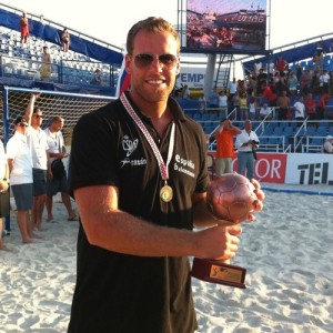 Chelu Cid, con la copa de subcampeón de Europa de balonmano playa en 2011.