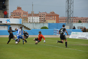 El meta de la Peña, Seral, frena el empuje de la delantera de la Arandina en el partido de ida