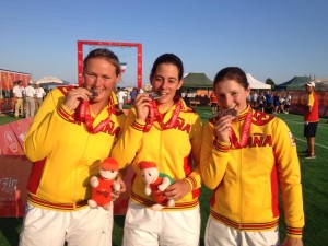 Magali Foulon, a la izquierda, con la medalla de plata por equipos en los Juegos del Mediterráneo.