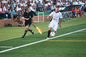 José Luis intenta irse por la banda en una acción del partido frente a la Arandina.