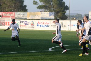 Pau Pomar celebra el primer gol del partido conseguido por la Peña en el minuto 16.