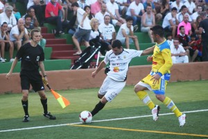 Da Silva centra el balón en una internada por la banda derecha. Fotos: C. V. 