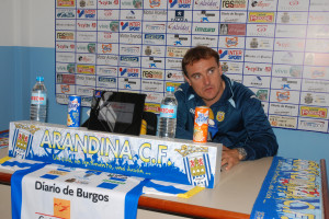 Mario Ormaechea comparece ante los medios en el estadio de la Arandina. Foto: 