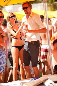 El futbolista Peter Crouch, junto a su novia, la modelo Abby Clancy, en el Ocean Beach Ibiza.