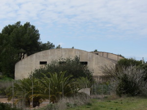 En la imagen, la nave que albergará esta galería y que anteriormente fue utilizada como granja avícola. Está situada detrás de las instalaciones de la ITV.  Foto: Parra & Romero