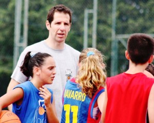 Paco Vázquez da instrucciones a un grupo de niños en una anterior edición del campus de baloncesto.