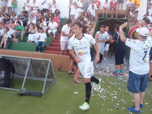 Los jugadores de la Peña saltan al campo de juego. Foto: V. R. 