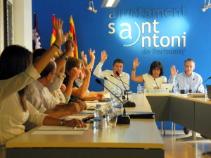 Una imagen de un pleno del Ayuntamiento de Sant Antoni con los votos a favor del PP.