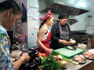 La periodista atiende con atención a las explicaciones de Marga Orell en la cocina de s'Ametller, mientras el cámara no pierde detalle.  Foto: S'Ametller