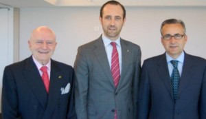 Aquesta és la foto a la que els socialistes es refereixen com "el trio de les Açores", en la que apareixen Abel Matutes, José Ramón Bauzá i Enrique Fajarnés. 