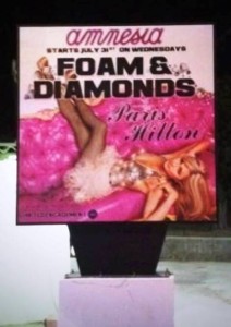 Un póster promocional de Amnesia con Paris Hiton como principal reclamo de la fiesta "Foam & Diamonds".