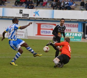 Seral le gana la partida a Ayrton, autor del primer gol de la Arandina. Foto: Alberto Calvo (arandadeporte.com)