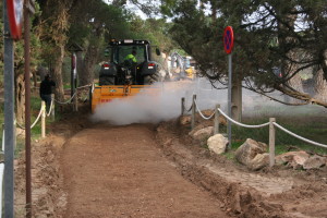 En la imagen, trabajos de arreglo de un camino de Formentera