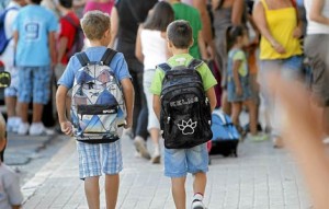 Imatge d'arxiu de dos boixos anant a escola.