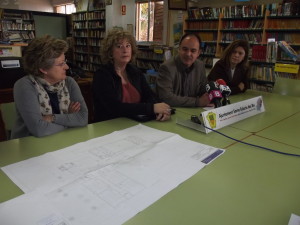 L'alcalde de Santa Eulària i els responsables del centre el dia de la presentació del projecte de reforma. 