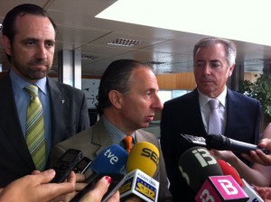 El conseller de Turisme, Carlos Delgado, atén als mitjans acompanyats del president balear José Ramón Bauzá, i el president del Consell d'Eivissa, Vicent Serra. Foto: D.V.