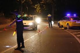 Dos miembros de la Policía Local de Sant Antoni durante un control.