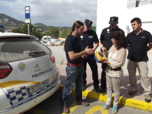 A la imatge, la regidora de Policia, Maria Ferrer, juntament amb oficials del cos i Andrés García, d’Emergency Staff, l’empresa de serveis sanitaris que ha format la totalitat de la plantilla de la Policia Local de Santa Eulària des Riu en l’ús d’aquestos desfibril·ladors.