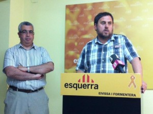 El president d'ERC, Oriol Junqueras, acompanyat del president d'Esquerra a les Pitiüses, Josep Antoni Prats. Foto: D.V.