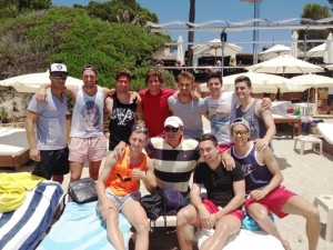 Los futbolistas posan en formación en la Platja de ses Salines. Foto: Fútbol Pitiuso