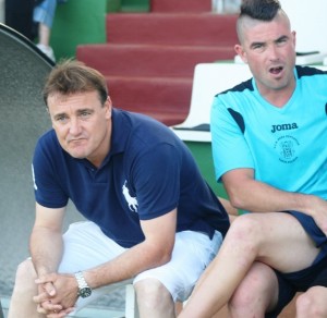 Mario Ormaechea (i) y Torres, en el banquillo durante el partido. Foto: C. V.