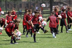 Varios niños entrenan durante uno de los Milan Junior Camp organizados por el club italiano.