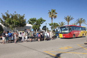 Un grup de turistes esperen per agafar un autobús a Formentera. 