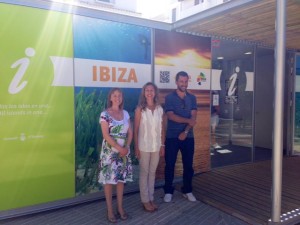 Carmen Ferrer y dos técnicos del Consell durante la inauguración de la oficina de información de Vara de Rey.