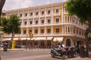 Fachada del Hotel Montesol fotografiada desde delante de la zapatería Calzados Ferrer