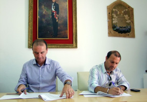 Un moment de la firma del conveni de col·laboració 