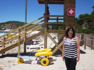 María José Ribas, concejala de Playas de Sant Josep, junto a una de las nuevas torres en ses Salines.