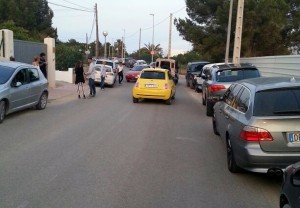 Coches aparcados sobre las aceras de la zona de Cap Martinet