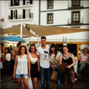 Ocio, con un grupo de fans en el puerto de Ibiza. Foto: Twitter @SaraBeni11