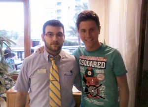 Ander Herrera, junto a un empleado del hotel en el que se hospeda en la isla. Foto: Fútbol Pitiuso