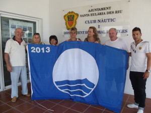 Santa Eulària, Boca Riu, Cala Llonga, Cala Llenya i es Canar han rebut la seva bandera blava. 