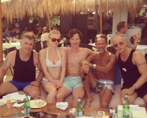 Benedict Cumberbatch, en el centro, disfruta con unos amigos de la playa ibicenca.  Foto: Twitter